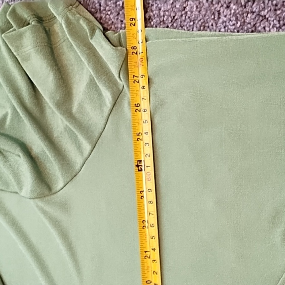 4/$16- NWOT-Carolyn Strauss 2 piece matching green shirt and shorts - Picture 9 of 12